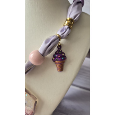 Колие Шал Жената в Лилаво с Нежен Букет