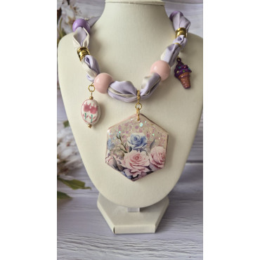 Колие Шал Жената в Лилаво с Нежен Букет