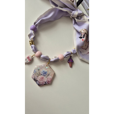 Колие Шал Жената в Лилаво с Нежен Букет