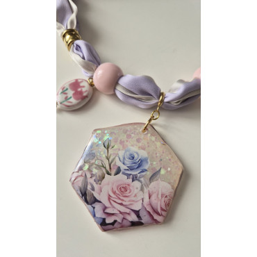 Колие Шал Жената в Лилаво с Нежен Букет